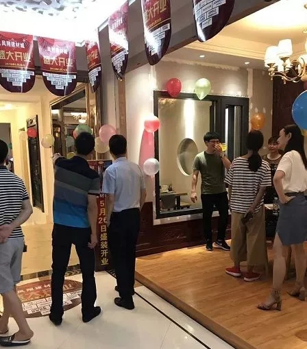 4 業(yè)主絡繹不絕選購產品.jpg