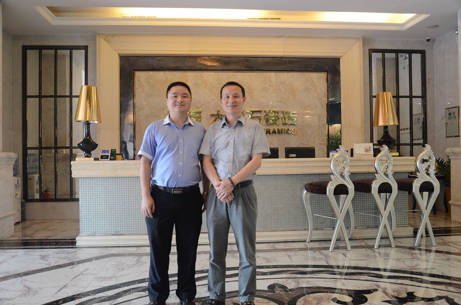 1新濠品牌營銷總經理朱國亮(左一)和佛山市陶瓷行業協會秘書長羅青(右一).jpg
