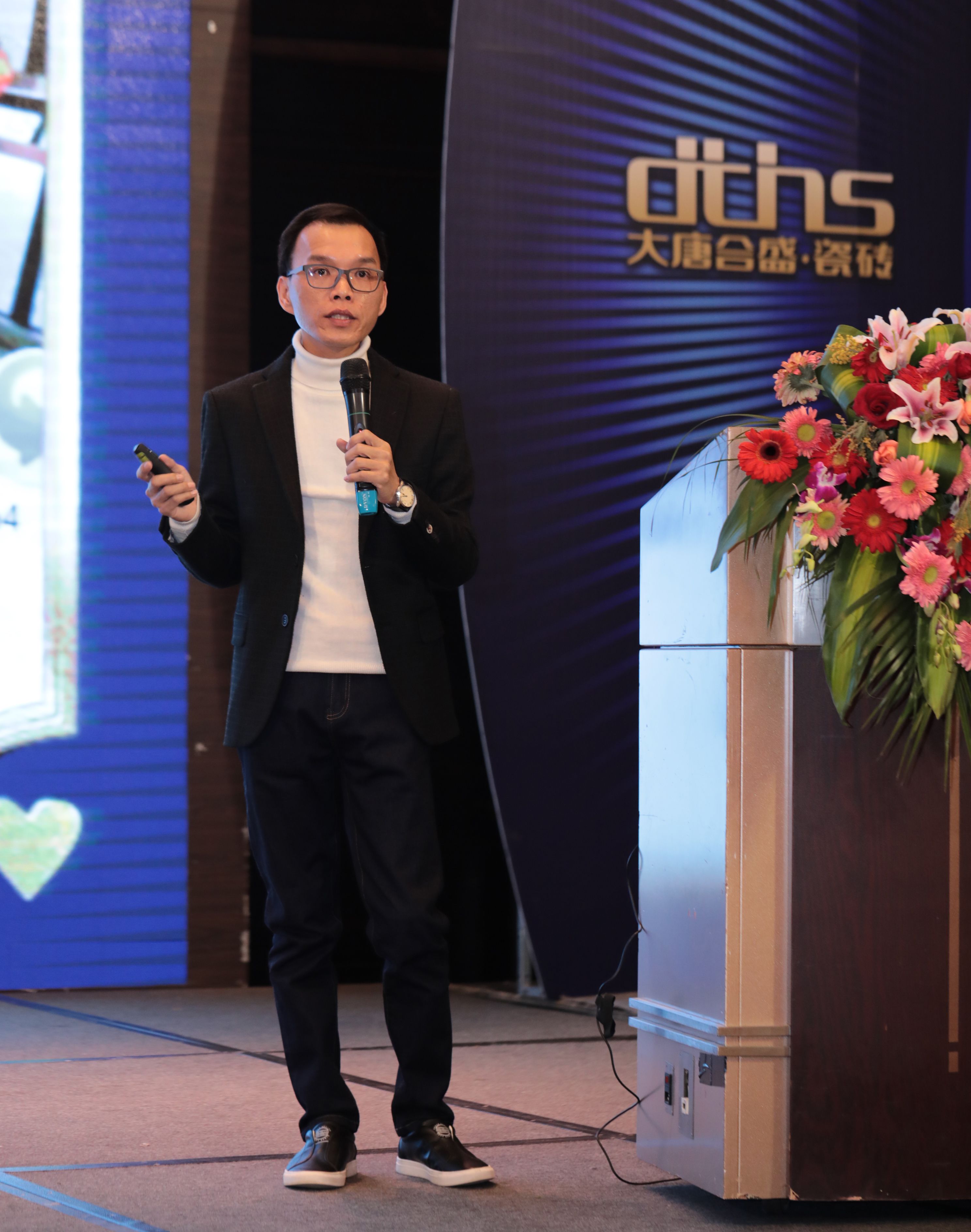 9 品牌市場中心總經理符竣雄作《標準化+玩轉品牌》主題演講.jpg