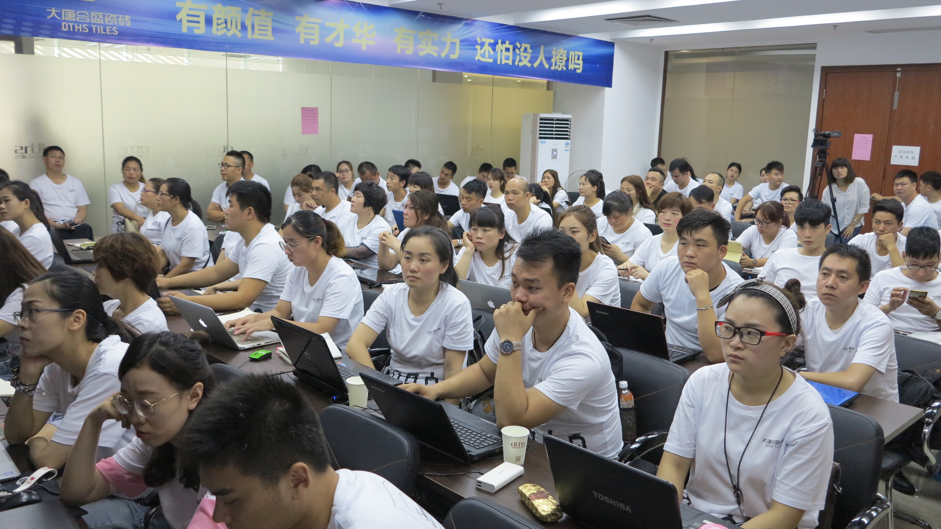 6 學(xué)員們正聚精會(huì)神地學(xué)習(xí)“酷家樂(lè)”應(yīng)用工具.JPG