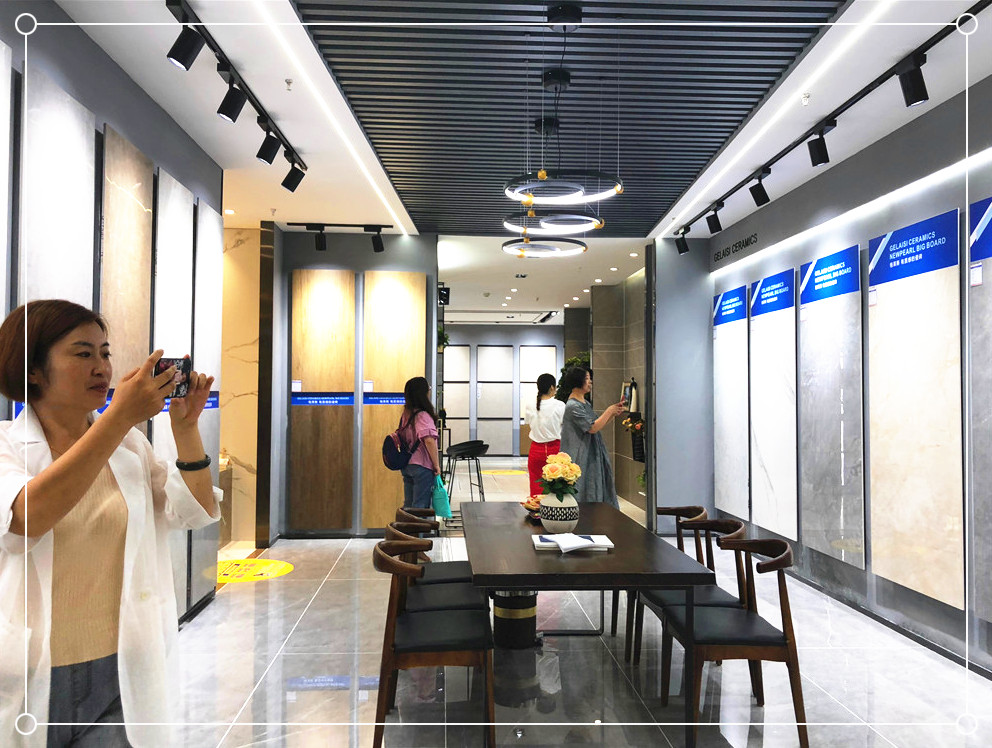 參觀展廳 (1).jpg